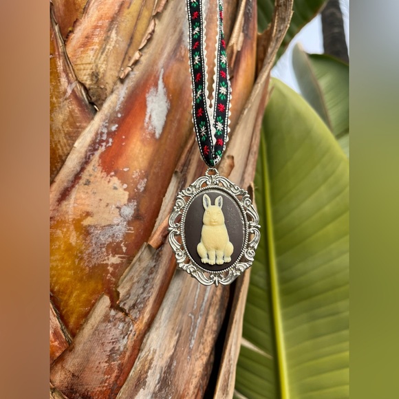 Rabbit 🐰🎩 Cameo Necklace Angry Bunny Victorian Pendant Goth Old-world Woodland - Picture 1 of 8